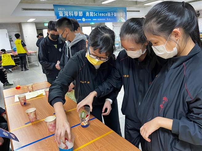 新北市今年首度舉辦「科學＋學校計畫」，轄內21所學校超過千名師生在校園舉辦各式科學活動，像是桃子腳國中小就邀請科教館到校培訓，舉辦校內科學博覽會闖關活動。（教育局提供）