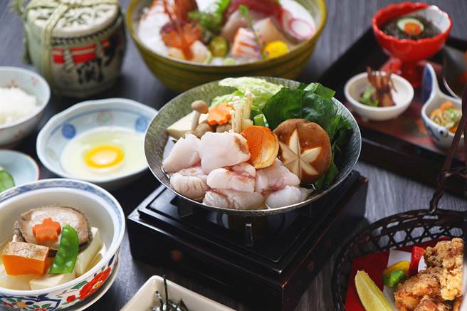 中山日本料理厅主厨蓝文彬，特请专人自日本北海道严选现流鮟鱇鱼直送，推出个人锅物套餐，亦可单点。（台北老爷酒店提供）