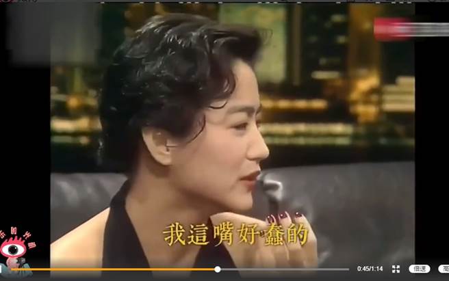 林青霞自嘲嘴看起来很蠢。（图／翻摄自秒拍）