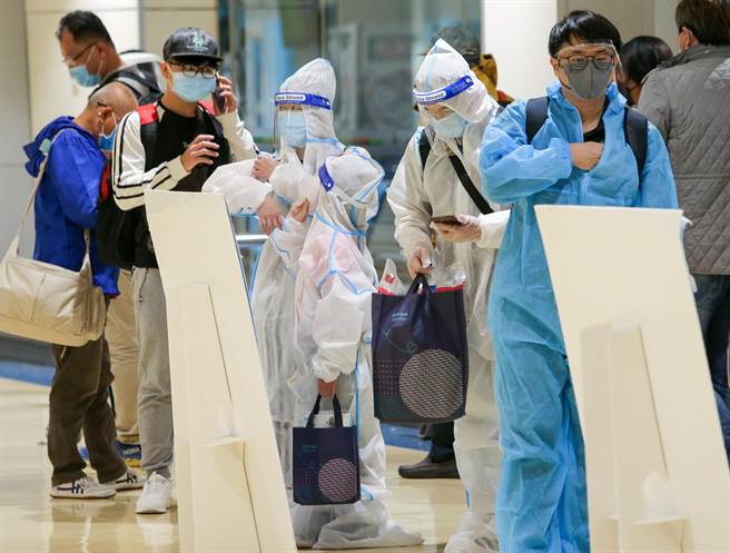 中央流行疫情指挥中心在今年5月时，以国内疫情严峻为由，暂缓所有外国人入境，但随着我国疫情稳定，中央流行疫情指挥中心今天宣布，即日起开放印尼籍移工入境，但要符合种种防疫措施才能引进。图为桃园机场入境旅客。（非当事人，陈麒全摄）