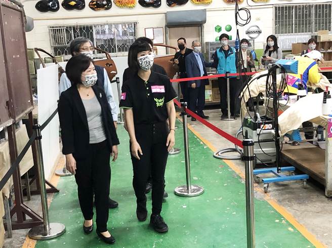 劳动部长许铭春（左一）11日特到台中竞赛会场为选手加油打气。（陈世宗摄）