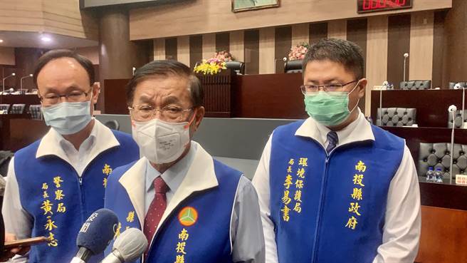 南投县长林明溱（中），11日在县议会强调将对滥倒废弃物业者，严惩重罚。（廖志晃摄）