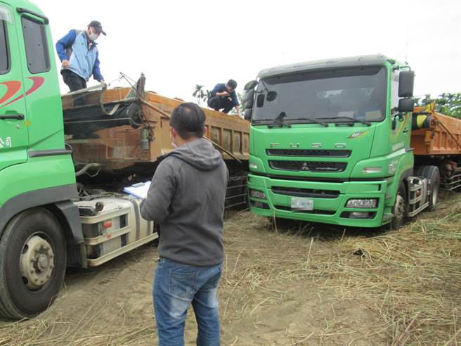 南投警方与环保局布线，查获违法载运废弃物车辆。（南投县政府提供／廖志晃南投传真）