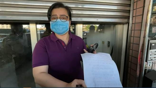 陈向警方说他没动手打人，陈的越南籍母亲11日下午出面鞠躬致歉。（读者提供／张妍溱台中传真）