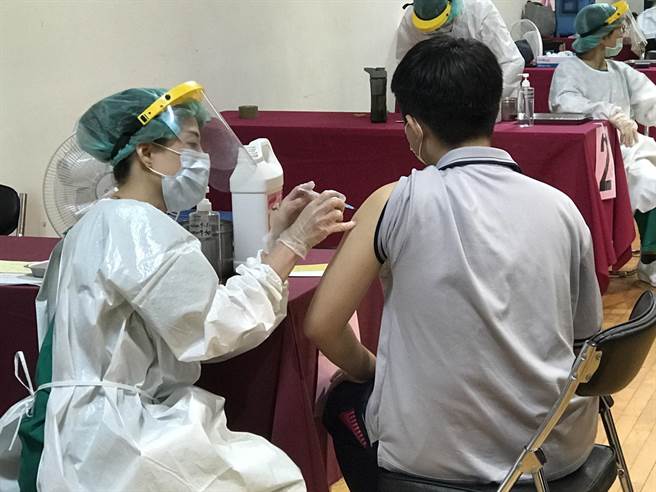 基隆市驚傳12至17歲已有400多名青少年施打第二劑BNT疫苗。（陳彩玲攝）