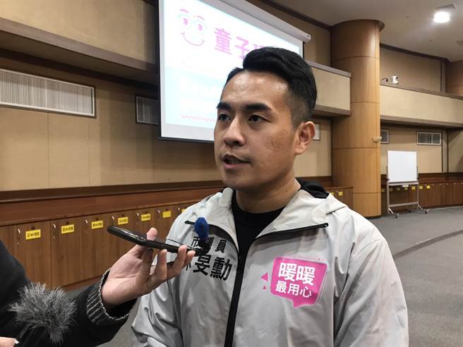 市議員林旻勳今天於議會施政總質詢時，質疑是否有疏失？（陳彩玲攝）