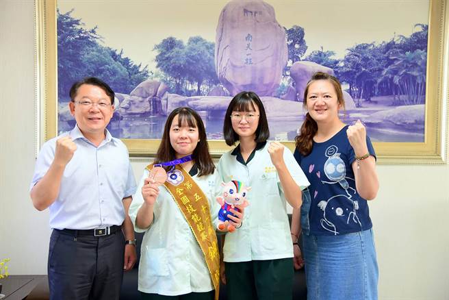 侨泰高中流行服饰科谢佩樱（左2）、任婕（左3），参加第51届全国技能竞赛国服项目，分别拿下第三名及第五名，校长温顺德（左1）、指导老师周佩柔（右1）为她们喝采。（侨泰高中提供／黄国峰台中传真）
