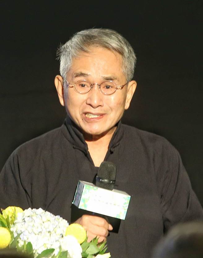 11日出席百年文協獎章頒獎典禮，雲門舞集創辦人林懷民熱烈盈眶感謝文化守護者。（王英豪攝）