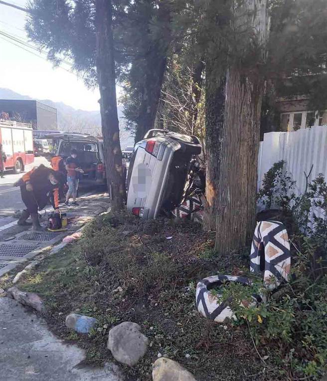 南投縣消防局上午10點51 獲報，仁愛鄉仁愛國中旁，小客車疑似自撞翻覆有4人受傷，2人受困車內。（民眾提供／廖志晃南投傳真）