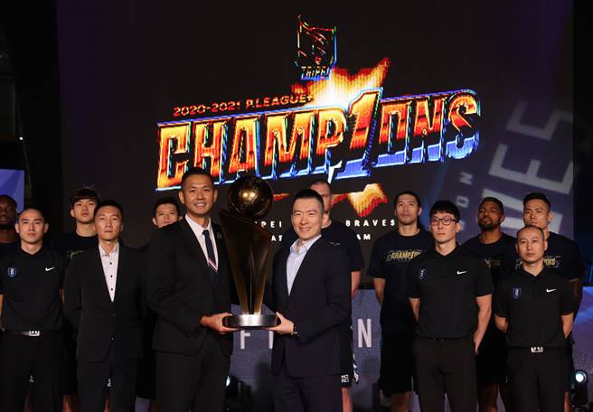 台北富邦勇士今天在主场馆台北和平馆领取PLG元年冠军奖杯，并且发下豪语将在新赛季完成卫冕霸业。(黄邱伦摄)