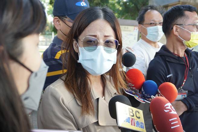 遭3名瑪莎拉蒂惡煞打昏的宋姓男大生母親（中）怒指警方辦案態度消極。（王文吉攝）