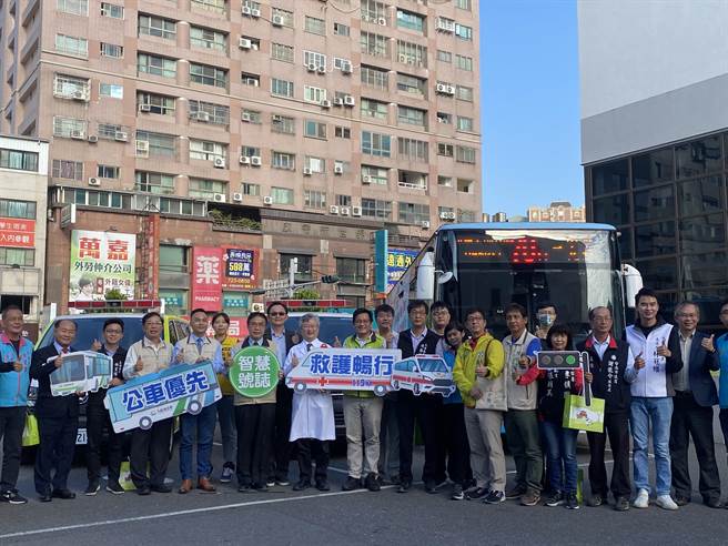 台南市交通局利用車聯網技術，整合救護車、公車混合智慧優先號誌系統，於奇美與成大醫院間的21處路口試辦。(曹婷婷攝)