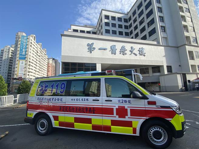 台南市交通局利用車聯網技術，整合救護車、公車混合智慧優先號誌系統，於奇美與成大醫院間的21處路口試辦。(曹婷婷攝)