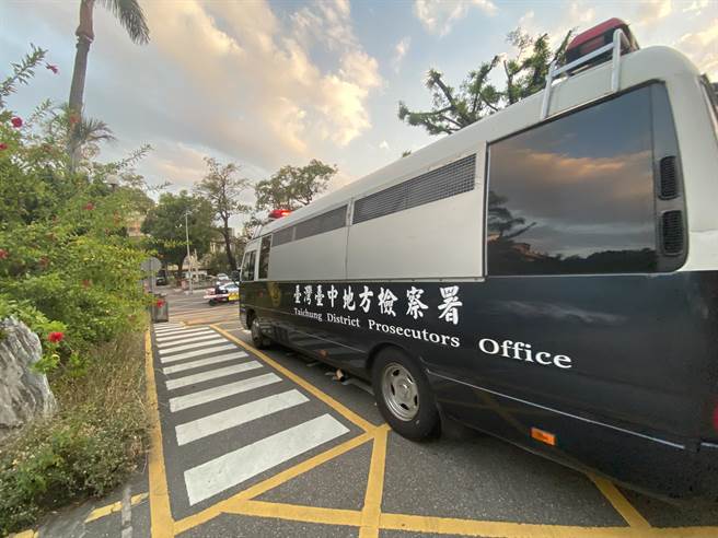 玛莎拉蒂3煞开名车嚣张打男大生打到送医命危，今晚搭台中地检署囚车被送进台中看守所。（陈淑芬摄）