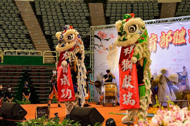 新北市莺歌国中舞狮表演，以祥狮献瑞、圆满成功祝贺布联为表演会画下完美句点。（体育大学提供／陈梦茹桃园传真）