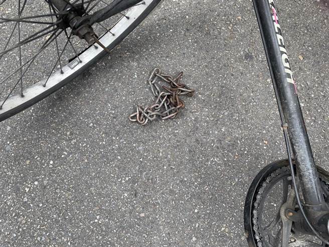 刘男一怒之下持铁炼攻击周女头部，警方获报到场逮捕刘嫌，讯后依伤害罪嫌法办。（翻摄）