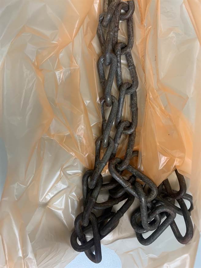 刘男一怒之下持铁炼攻击周女头部，警方获报到场逮捕刘嫌，讯后依伤害罪嫌法办。（翻摄）