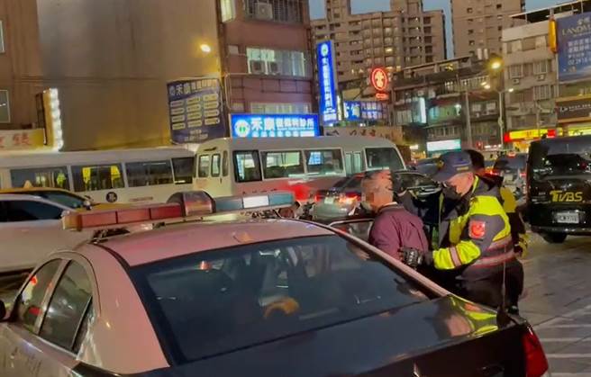 刘男一怒之下持铁炼攻击周女头部，警方获报到场逮捕刘嫌，讯后依伤害罪嫌法办。（翻摄）