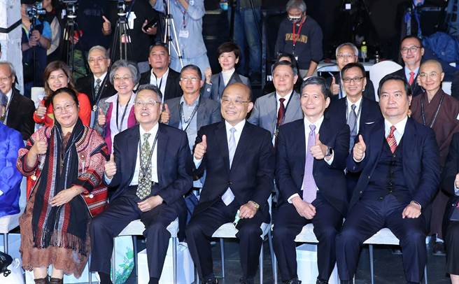 首屆文協獎章頒獎典禮在11日落幕，文化部長李永得（右二）在現場表示，未來會繼續辦下去。（王英豪攝）