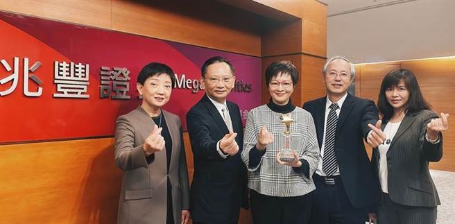 兆豐證券打造幸福職場，獲111人力銀行「2021年幸福企業-金獎」。(左起)兆豐證券經紀業務本部副總經理洪秋綠、兆豐證券總經理吳明宗、兆豐證券董事長陳佩君、兆豐證券副總經理兼發言人龔清賢、兆豐證券資產管理業務事業群主管兼債券業務本部副總經理盧靜足。圖／兆豐證券提供