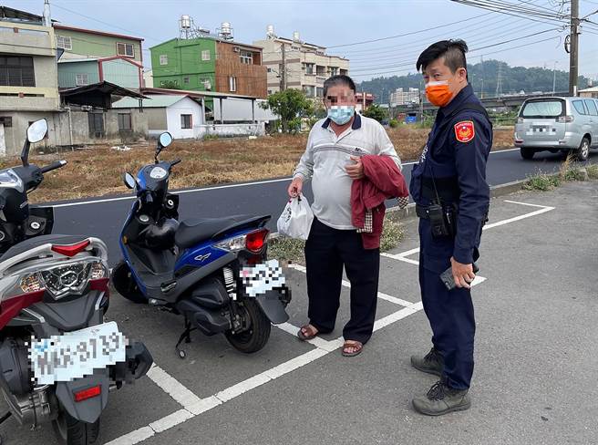 患有气喘的70多岁简姓阿伯，怀疑机车失窃，紧张得上气不接下气，四德派出所员警在亚大附属医院停车场最后方找到机车，让阿伯终于不喘了。（雾峰分局提供／黄国峰台中传真）