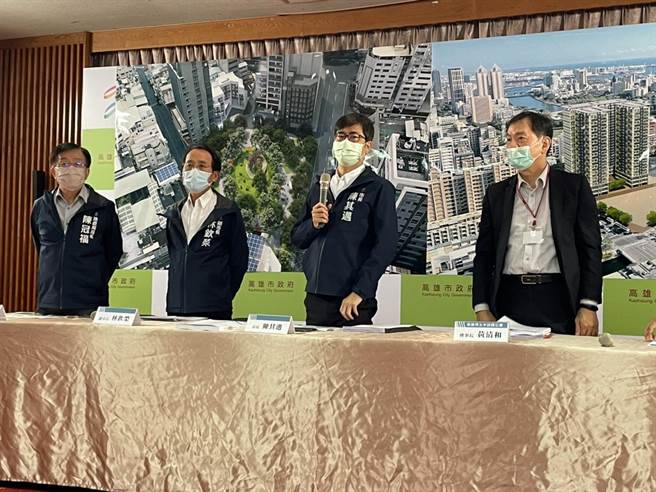 高雄城中城大樓經過鑑定後，遭認定耐震力不足，有危害公共安全之虞，高市府決定依法拆除大樓，未來打造為公園，並選定七賢國中舊校址做為區段徵收抵價地及社宅基地，高雄市長陳其邁說明相關草案內容。（洪浩軒攝）