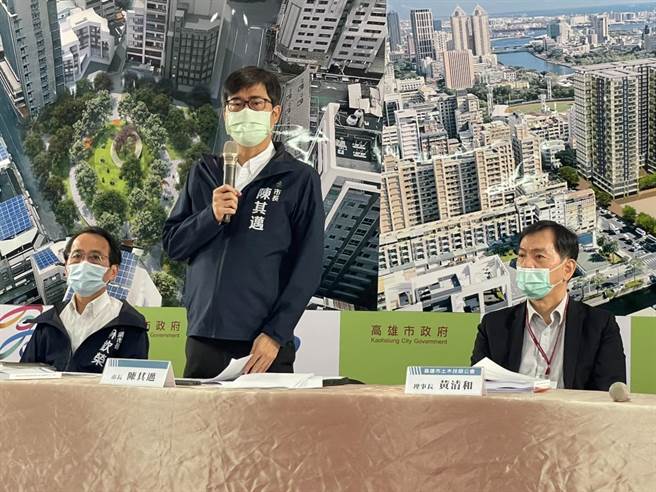 高雄城中城大樓經過鑑定後，遭認定耐震力不足，有危害公共安全之虞，高市府決定依法拆除大樓，未來打造為公園，並選定七賢國中舊校址做為區段徵收抵價地及社宅基地，高雄市長陳其邁說明相關草案內容。（洪浩軒攝）