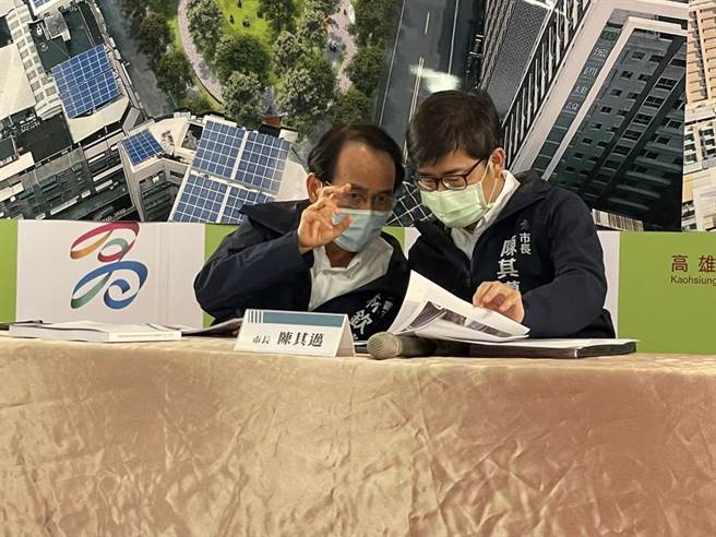 高雄城中城大樓經過鑑定後，遭認定耐震力不足，有危害公共安全之虞，高市府決定依法拆除大樓，未來打造為公園，並選定七賢國中舊校址做為區段徵收抵價地及社宅基地，高雄市長陳其邁說明相關草案內容。（洪浩軒攝）