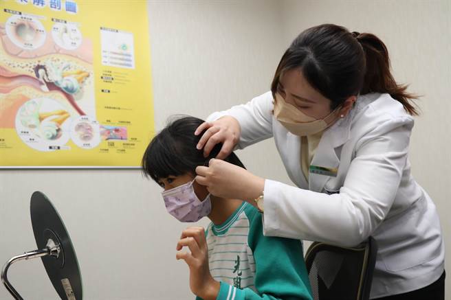 11歲的小婕2歲時因罹患中耳炎，導致聽力受損，小小年紀一直過著半聾不便生活，11日科林助聽器公司捐贈助聽器給小婕，小婕終於聽清楚世界的聲音，展開美麗的笑顏。（戴上容攝）