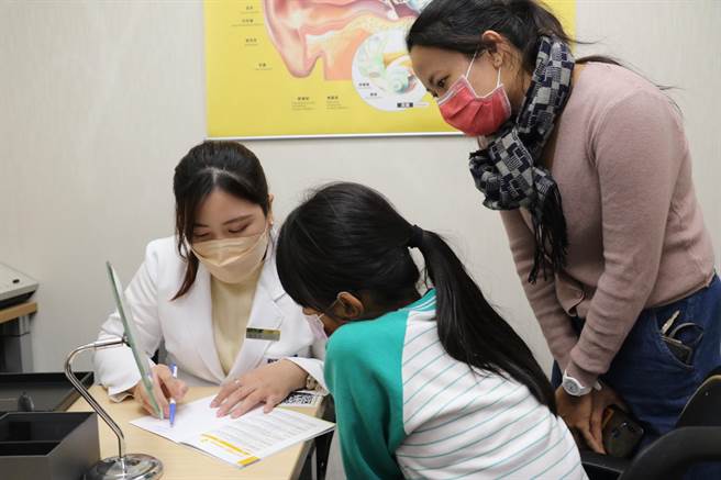 11歲的小婕2歲時因罹患中耳炎，導致聽力受損，小小年紀一直過著半聾不便生活，11日科林助聽器公司捐贈助聽器給小婕，小婕終於聽清楚世界的聲音，展開美麗的笑顏。（戴上容攝）