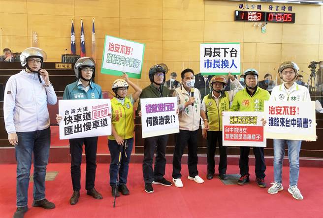 民进党市议员头戴安全帽，要求「局长下台、市长换人」，藉此凸显台湾大道交通规画不当衍生的治安议题。（陈世宗摄）
