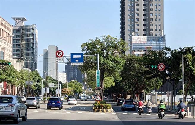 交通局长叶昭甫强调，将依台湾大道各路口车流特性、车道几何配置及事故型态等，通盘检讨变换快慢车道问题，维护道路交通安全。（台中市政府提供）