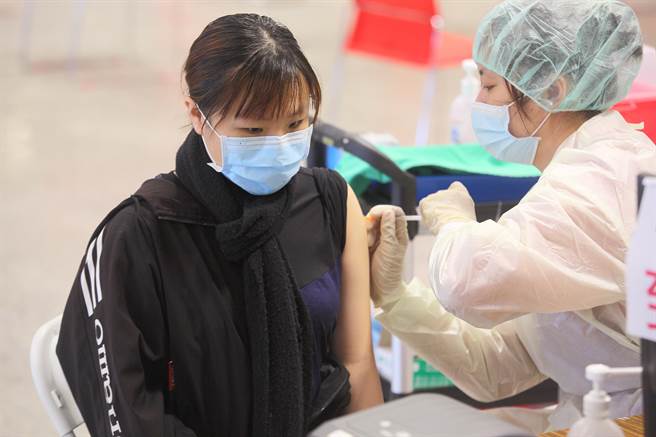 高雄林皇宮婚宴會館及美麗島、左營、中央公園捷運站相繼成為疫苗接種站後，高市府11日宣布市府四維行政中心也將化身疫苗接種站，提供到市府洽公民眾有更便捷的接種服務。（示意圖，張鎧乙攝）