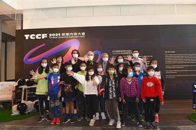 國美館「5G VR Cloud未來娛樂串流體驗」示範場域活動，讓大小朋友在新科技中玩得不亦樂乎。（國美館提供／陳淑芬台中傳真）