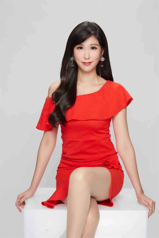 刘盈秀身穿最喜欢的斜肩洋装，是妈妈送她的生日礼物。（中天新闻提供）