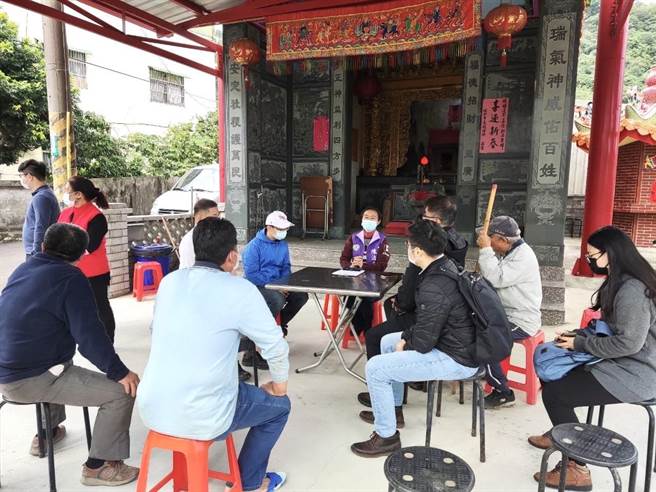 桃园市大溪区崁津部落周围9公顷土地解编，将由原民局管理，民眾担心无法续租，市议员陈治文日前邀集相关单位会勘。（读者提供）