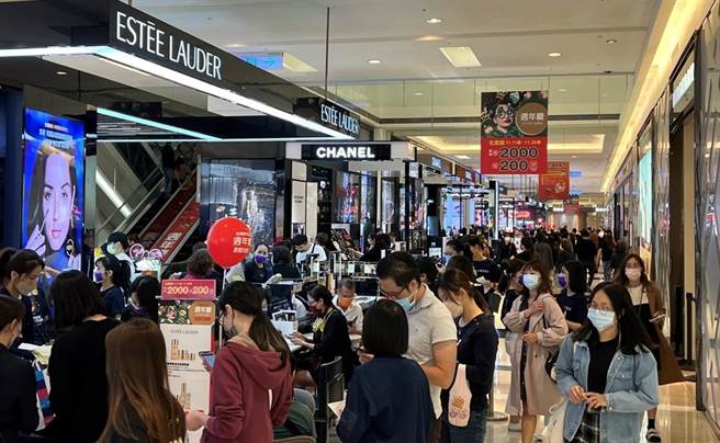 新光三越周年慶今（11日）由桃園大有店、台南新天地、高雄左營店在北中南聯手開戰，連日來氣溫下降，加上振興五倍券和地方券雙券加持，民眾把握最後一波周慶滿千送百、超值優惠商品搶購機會，3店一開門便湧入採購人潮。（新光三越提供）