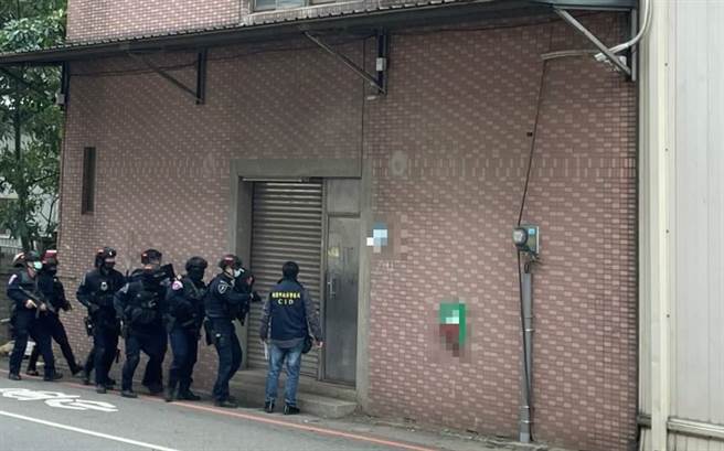 竹联帮太极堂中坜分会邱姓男子与陈姓老板有债务纠纷，有次前往骚扰，遭陈男的比特犬咬伤，竟不满率眾砸店，9日遭警方逮捕。（翻摄照片）