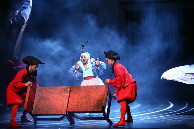 国光剧团推出跨国新制的《极西之地有个费特儿》，取材欧美世界熟悉的古典题材《费特儿》，融入臺湾剧艺新美学观点，结合京剧、偶戏、电音、影像装置，试图挑战「情欲流动」的想像空间。（邓博仁摄）