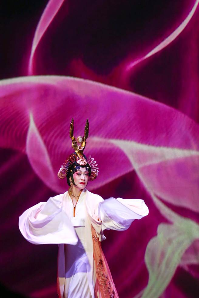 国光剧团推出跨国新制的《极西之地有个费特儿》，取材欧美世界熟悉的古典题材《费特儿》，融入臺湾剧艺新美学观点，结合京剧、偶戏、电音、影像装置，试图挑战「情欲流动」的想像空间。（邓博仁摄）