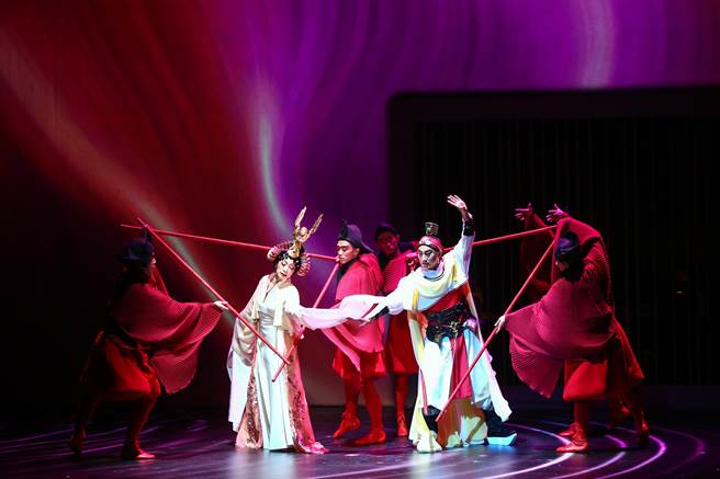 国光剧团推出跨国新制的《极西之地有个费特儿》，取材欧美世界熟悉的古典题材《费特儿》，融入臺湾剧艺新美学观点，结合京剧、偶戏、电音、影像装置，试图挑战「情欲流动」的想像空间。（邓博仁摄）