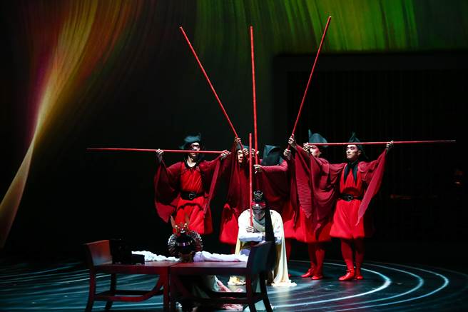 国光剧团推出跨国新制的《极西之地有个费特儿》，取材欧美世界熟悉的古典题材《费特儿》，融入臺湾剧艺新美学观点，结合京剧、偶戏、电音、影像装置，试图挑战「情欲流动」的想像空间。（邓博仁摄）