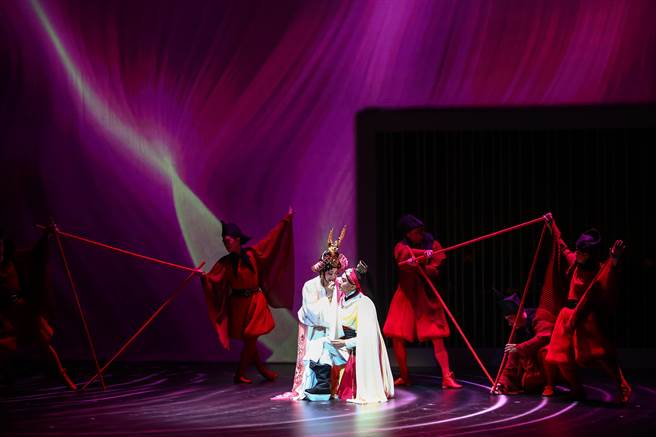 国光剧团推出跨国新制的《极西之地有个费特儿》，取材欧美世界熟悉的古典题材《费特儿》，融入臺湾剧艺新美学观点，结合京剧、偶戏、电音、影像装置，试图挑战「情欲流动」的想像空间。（邓博仁摄）