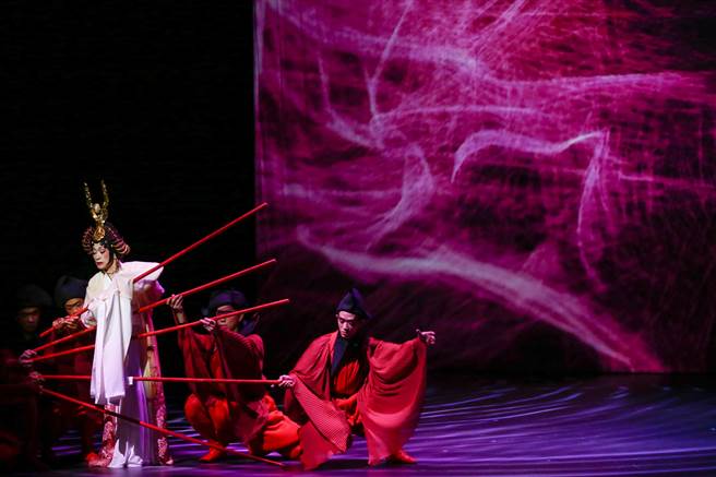 国光剧团推出跨国新制的《极西之地有个费特儿》，取材欧美世界熟悉的古典题材《费特儿》，融入臺湾剧艺新美学观点，结合京剧、偶戏、电音、影像装置，试图挑战「情欲流动」的想像空间。（邓博仁摄）