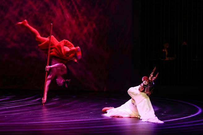 国光剧团推出跨国新制的《极西之地有个费特儿》，取材欧美世界熟悉的古典题材《费特儿》，融入臺湾剧艺新美学观点，结合京剧、偶戏、电音、影像装置，试图挑战「情欲流动」的想像空间。（邓博仁摄）