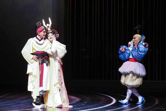 国光剧团推出跨国新制的《极西之地有个费特儿》，取材欧美世界熟悉的古典题材《费特儿》，融入臺湾剧艺新美学观点，结合京剧、偶戏、电音、影像装置，试图挑战「情欲流动」的想像空间。（邓博仁摄）