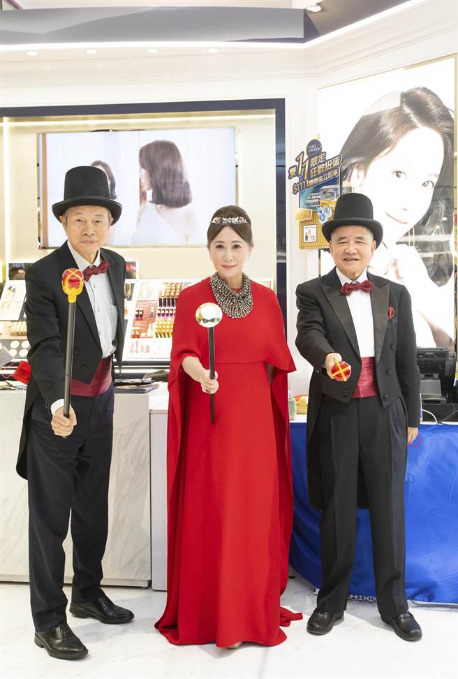 远东SOGO百货董事长黄晴雯(中)化身魔法女王，率领营运总经汪郭鼎松(左)及行政总经理杜金森(右)亲自迎宾，对周年庆业绩110亿元目标有信心。(SOGO提供)