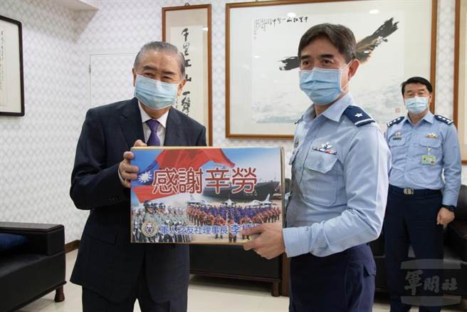 李棟樑發慰問品。（軍聞社提供
