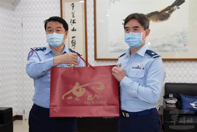 空軍司令熊厚基代表國防部邱部長頒贈慰問品。（軍聞社提供