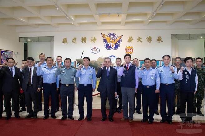 敬軍團與空軍第五聯隊官兵合影。（軍聞社提供